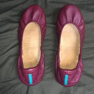 BARELY WORN Burgundy Tieks 7 ✨